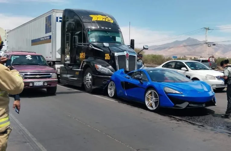 (video) Choque de lujo: Tráiler colisiona contra un McLaren en la carretera Silao-Irapuato