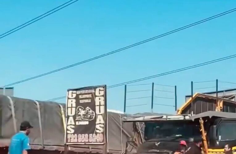 Riña entre operadores de tráiler genera movilización en la carretera Toluca-Atlacomulco (Video)