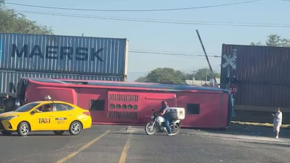 Fatal choque entre autobús y tren deja dos muertos y 25 heridos en Colima