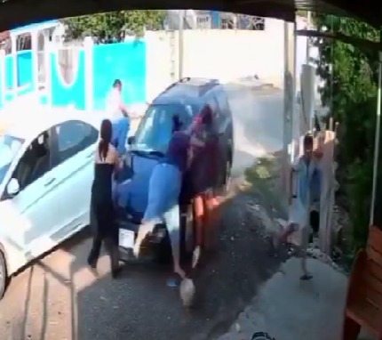 Familia es atropellada frente a su casa en Yucatán; conductor se da a la fuga