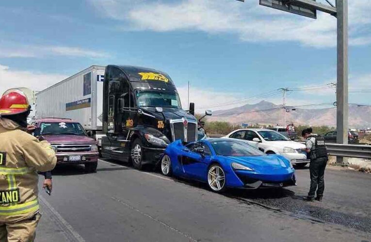 Impactante choque en la carretera Silao-Irapuato: tráiler destroza un McLaren