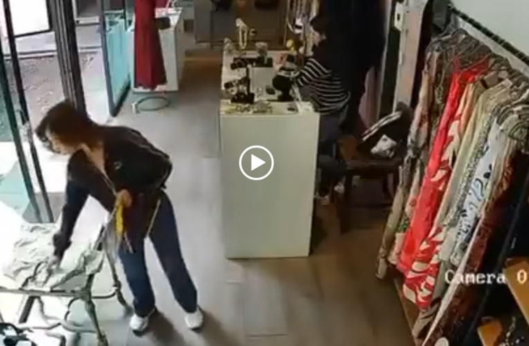 (Video) Mujer se lleva collar de 4 mil pesos sin pagar en Pedregal
