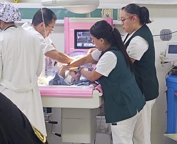 Recién nacida es abandonada en bolsa negra y salvada por vecinos de Ecatepec