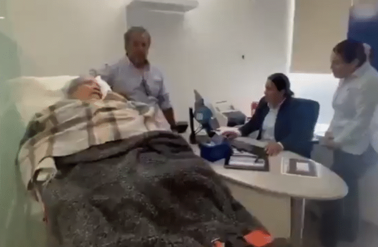 BBVA obliga a mujer de 96 años a acudir en camilla en Oaxaca