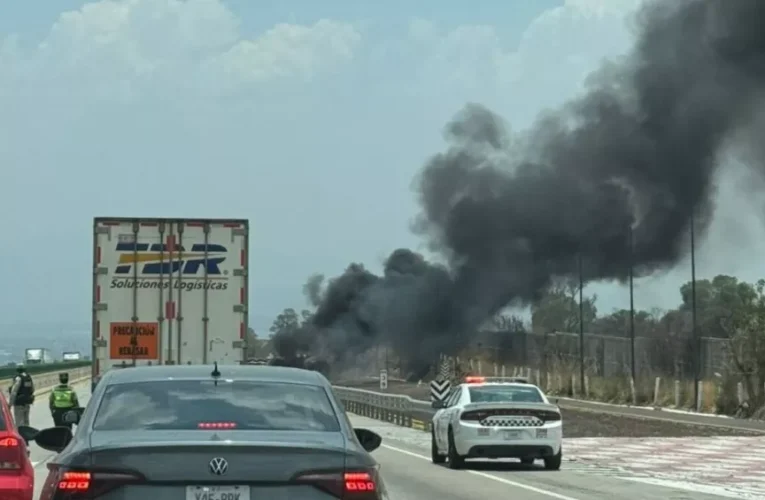 Accidente en la México-Puebla: pipa cargada con combustible se vuelca rumbo a CDMX