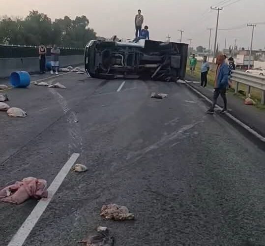 Volcadura de tráiler en Circuito Exterior Mexiquense causa caos vial en Tultitlán