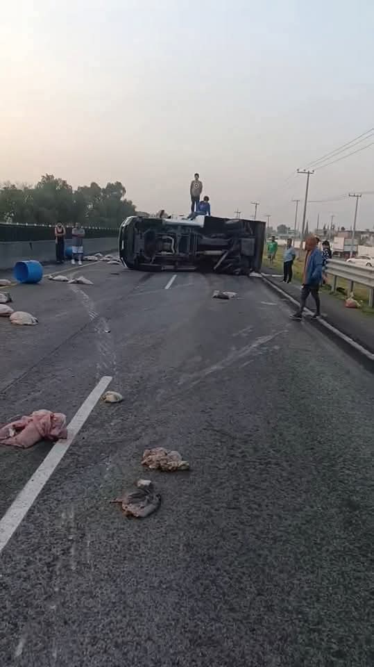 Volcadura tráiler Tultitlán