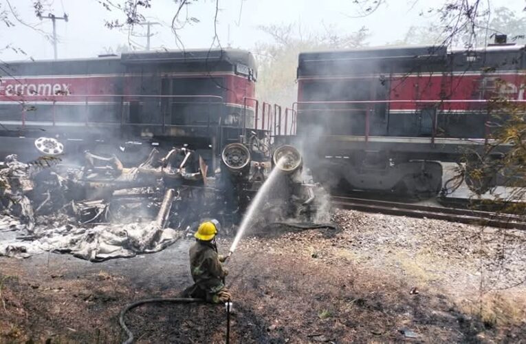 Video | Explota pipa tras brutal choque con tren en Veracruz deja dos muertos y varios heridos