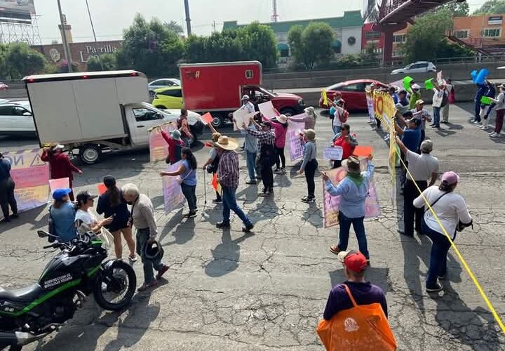 Vecinos bloquean Periférico Norte por rechazo al Macrolibramiento