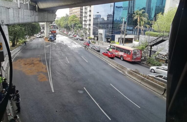 Vuelca Pipa con Gasolina en el Periférico Norte de la CDMX