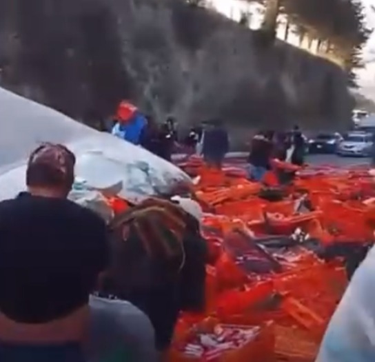 Rapiña volcadura tráiler autopista