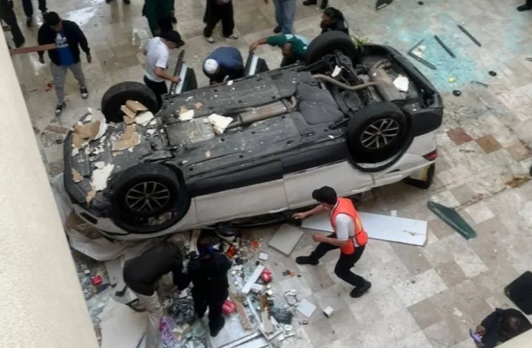 Horror en Plaza Lilas, Auto cae al vacío y desata el caos