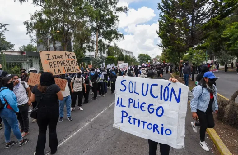 Videos | Estudiantes marchan en UAEMex tras un mes de paro