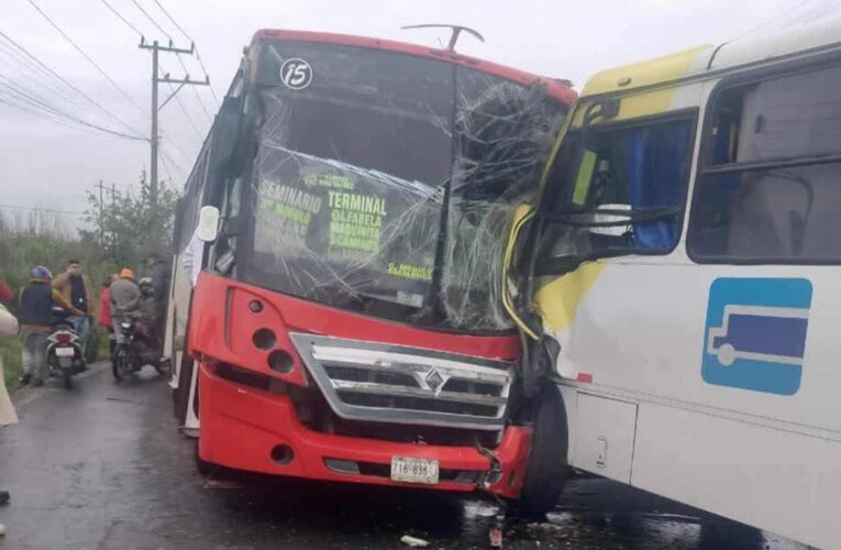 (Video) Brutal choque de autobuses en Calixtlahuaca deja varios heridos
