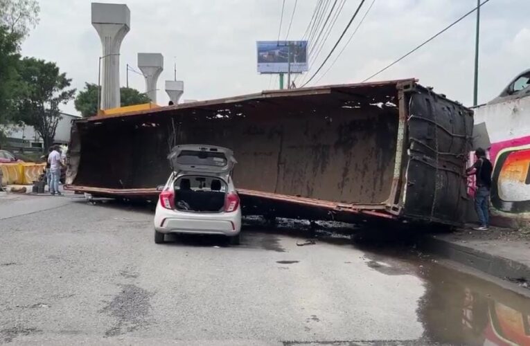 Tráiler cae de puente en Cuautitlán Izcalli y aplasta auto
