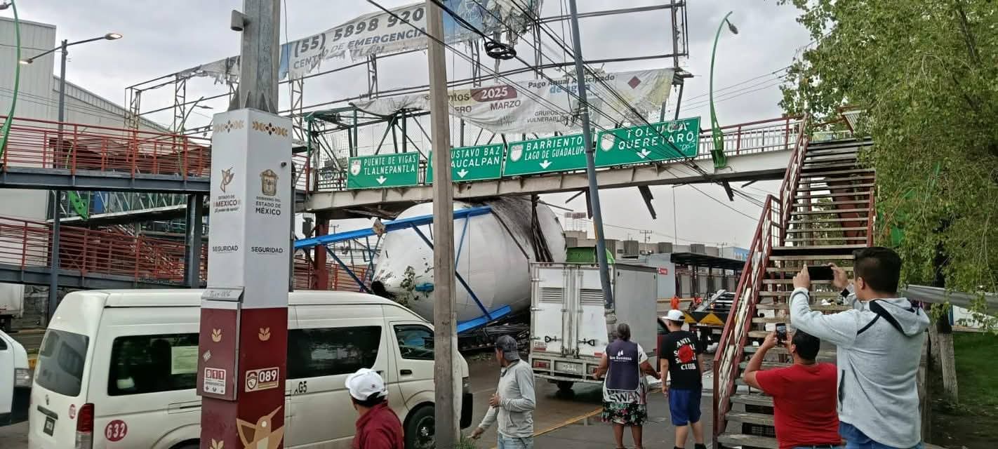 Tráiler derriba puente Tultitlán