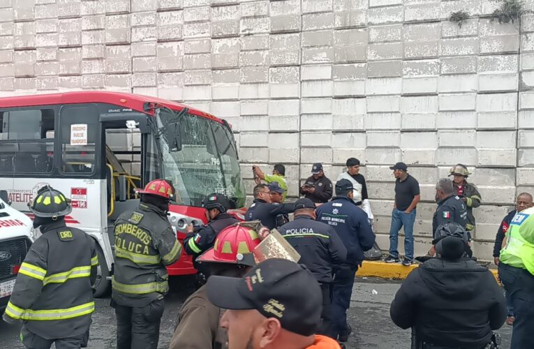 Camión lleno de pasajeros choca en Toluca: cerca de 30 heridos