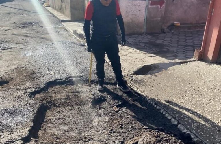 Vecinos de Metepec arreglan calles; gobierno no da soluciones