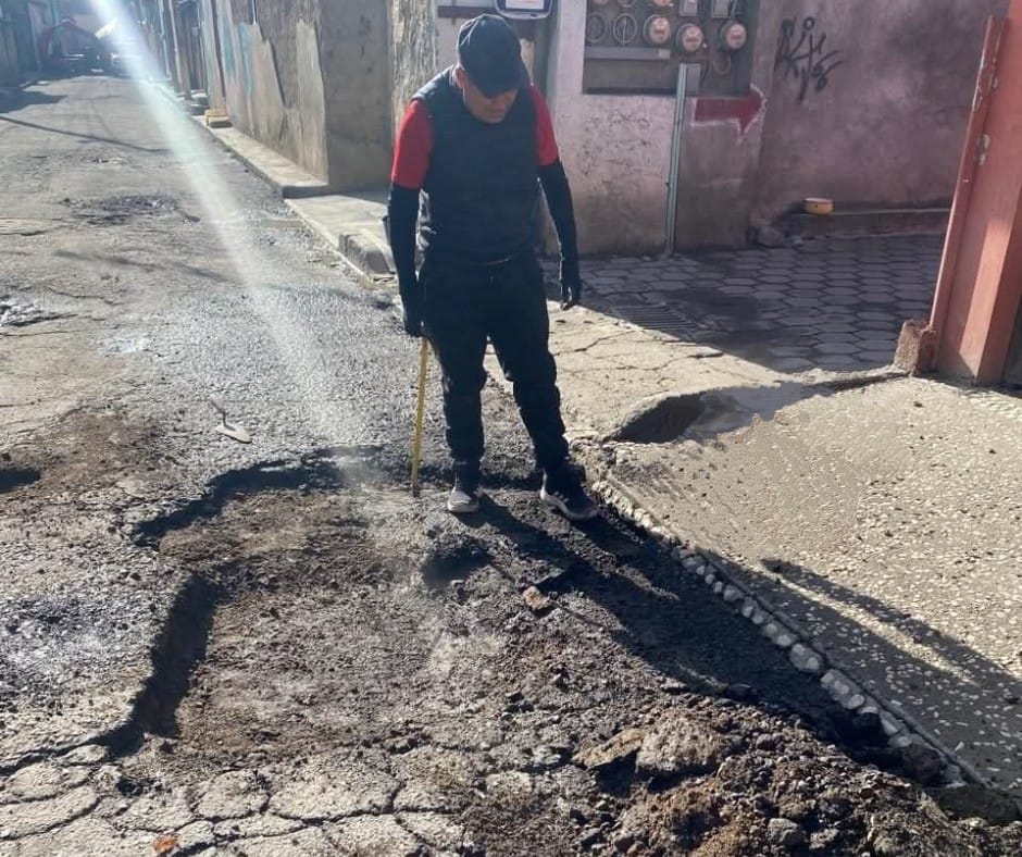 Vecinos Metepec arreglan calles