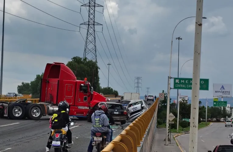 Tráiler pierde el control y provoca choque múltiple en Libramiento Morelos de León