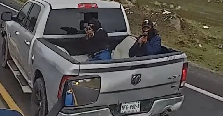 Video | Trailero embiste a asaltantes en Puebla y escapa