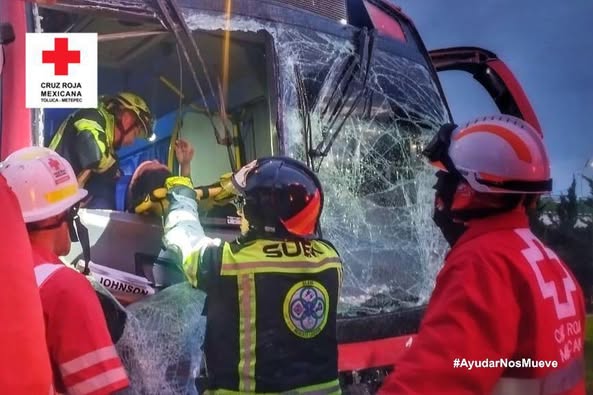 Camionazo entre dos autobuses en Paseo Tollocan deja al menos 25 lesionados