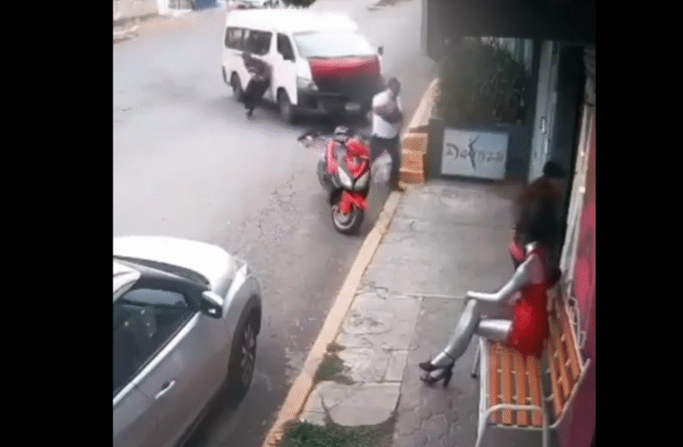 Una combi sin frenos en Tultitlán que casi cobra una vida en plena avenida