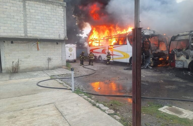Fuerte incendio afecta taller en Metepec