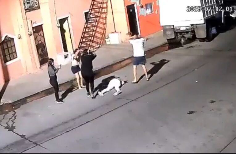 Video | Un hombre asesina a una mujer en vía pública y escapa