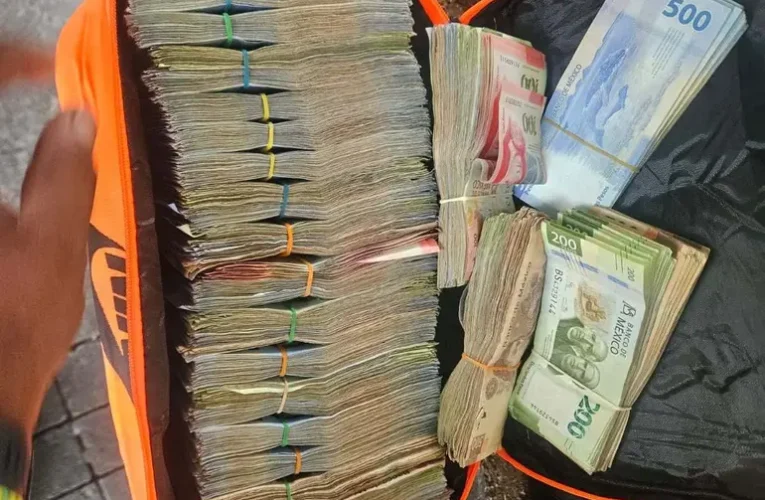 Detienen a motociclista sin casco en la CDMX: portaba cocaína, cartuchos y casi un millón de pesos en efectivo