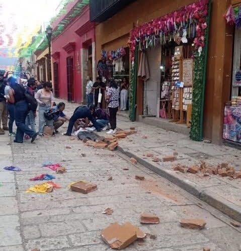 Joven lesionado tras sismo en Oaxaca: marquesina se desploma en el centro de la ciudad