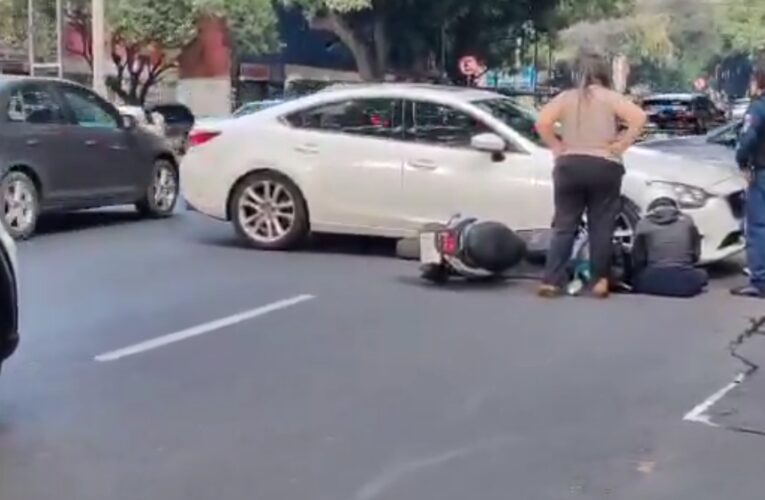 Choque entre moto y auto deja a mujer lesionada en Narvarte