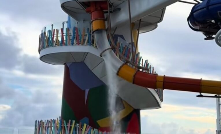 Accidente en el crucero Icon of the Seas: panel de tobogán se rompe y deja un herido