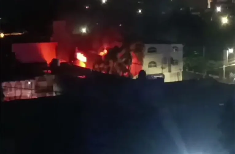 Atacan con fuego y drones casas de funcionarios en Michoacán