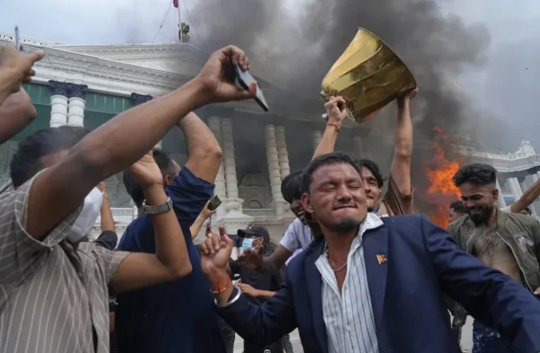 Videos | Estalla crisis en Nepal: renuncia el primer ministro tras violenta revuelta social y caída del gobierno comunista; El Ministro de Finanzas de Nepal ha sido empujado al río.