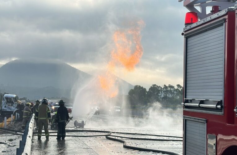 💥 ¡PELIGRO EN LA MÉXICO-PUEBLA! Volcadura de pipa provoca cierre total de circulación