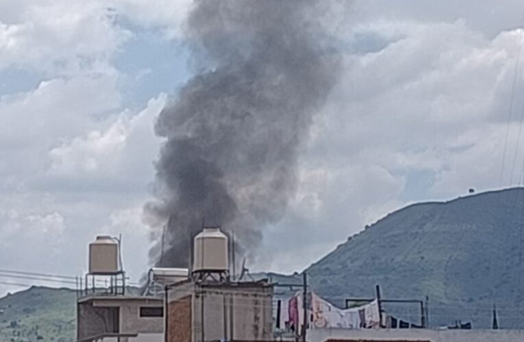 Incendio en fábrica de solventes en Los Reyes La Paz