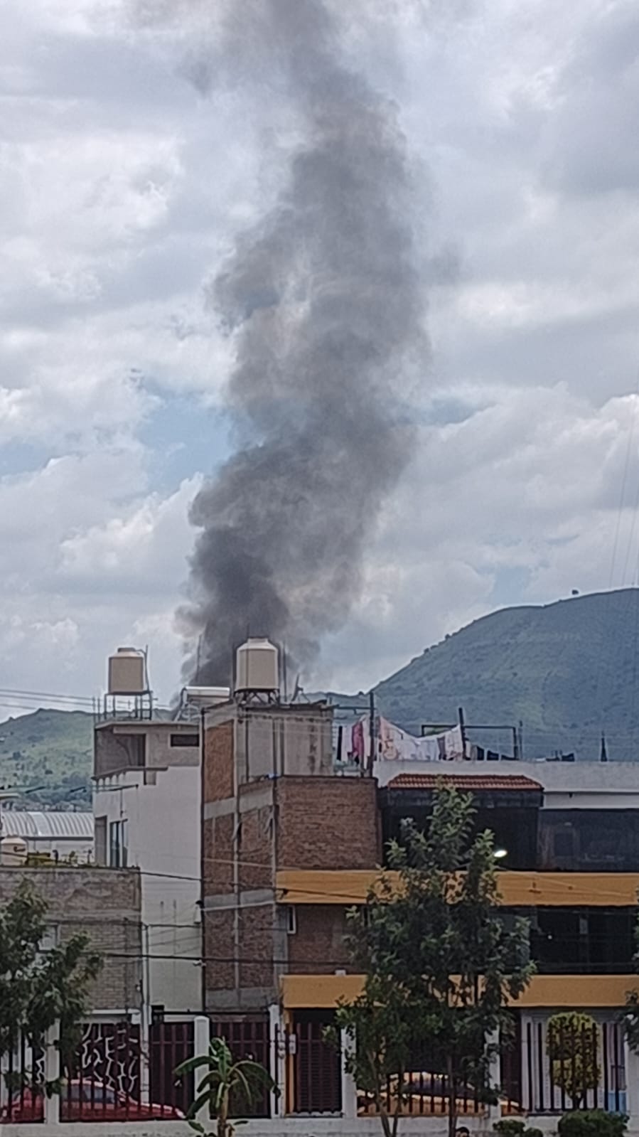 Incendio en fábrica de solventes en Los Reyes La Paz