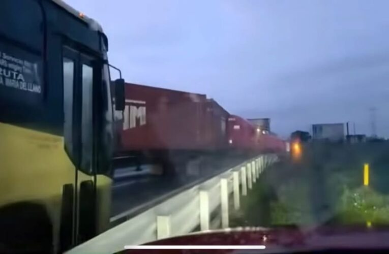 Cierre total en la Autopista Atlacomulco–Toluca por accidente de tráiler
