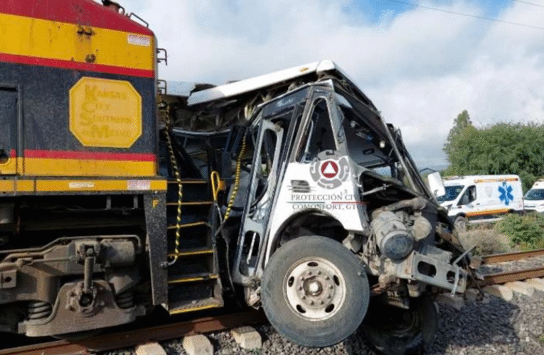 Tren embiste camión en Guanajuato: 5 muertos