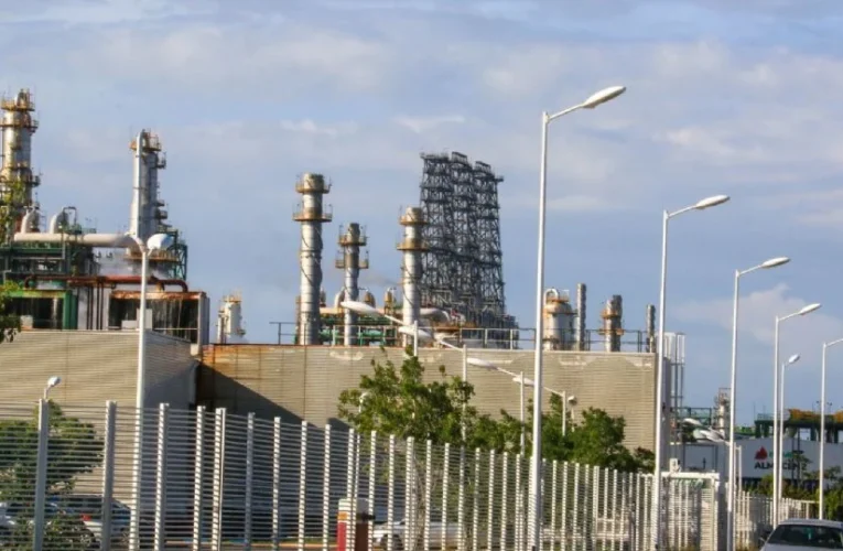 Ladrones irrumpen en la Refinería de Dos Bocas y roban material ferroso, pese a resguardo de la Marina