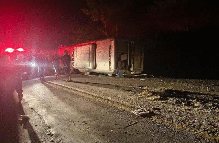 💥 Volcadura de autobús en Brasil deja al menos 15 muertos y una veintena de heridos