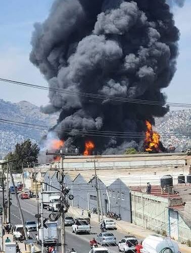 Voraz incendio provoca cierre de Mexicable y consume fábrica de colchones en Ecatepec, Edomex