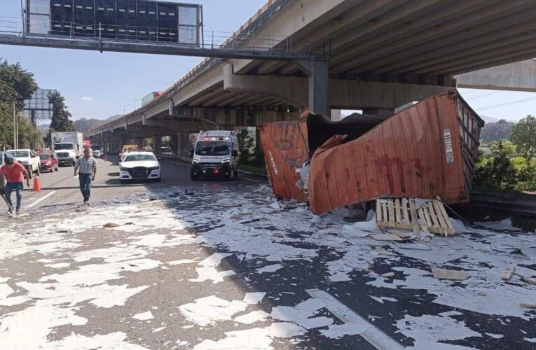 Carretera México-Toluca congestionada por accidente vehicular, hoy 24 octubre