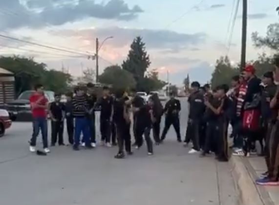 Adulto interviene en pelea de menores (video)