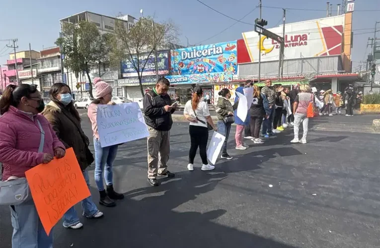 Alertan por daño en primaria de Iztacalco; padres bloquean Eje 5 y provocan caos vial