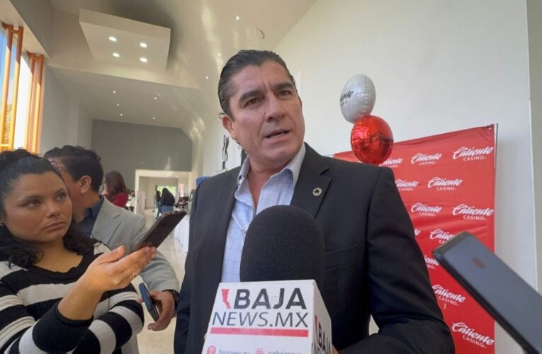 Funcionarios bajo investigación deben rendir cuentas y separarse del cargo: Flores Campbell