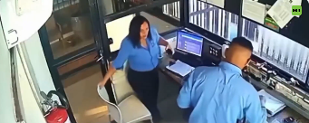 Video | Empleado golpea brutalmente a colega con casco