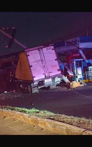 Chofer se queda dormido y choca brutalmente contra un poste en Naucalpan