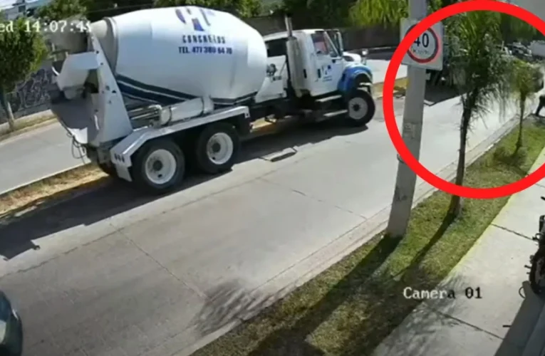 Chofer de revolvedora aplasta a joven trabajador en León